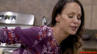 ���ਾਜ਼ਾ ਕਾਲੇ ਬਾਲਾਂ ਵਾਲੀ ਗੋਰੀ ਔਰਤ ਮੈਕੰਜ਼ੀ ਲੀ ਪ੍ਰਾਪਤ ਕਰਦਾ ਹੈ, ਕੁਝ ਡੀਐਨਏ ਤੱਕ ਨੌਜਵਾਨ ਬੋਕ ਕਰਦਾ ਹੈ ਅਤੇ ਉਸ ਕਮ