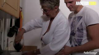 REIFE స్వింగర్ - #Erna - శృంగారమైన పెద్ధ ముడ్డి చిన్న పురుషులతో పాత మహిళలు లైంగిక హెచ్చుతగ్గుల న మొడ్డ మరియు ఆమె మనిషి దెబ్బలు