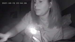 Busty Milf បានបំផ្លា Clit របស់នាងចូលគេលាក់រកម្ពុ