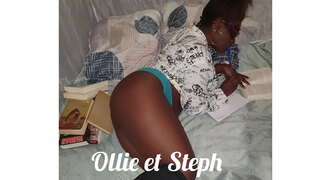 ���ாணவர் கருப்பு கண்ணாடிகள் செய்கிறது, ஒரு நல்ல தங்க நிற பல பளப்பான முடி