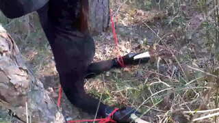 ���ੌਰਾ &#039; ਤੇ ਏੜੀ ਮਾਡਲ ਕਦਮ ਭੈਣ ਵਿਚ ਕਾਲੇ ਪਹਿਰਾਵੇ ਅਤੇ ਉੱਚ ਏੜੀ ਬੰਨ੍ਹਿਆ ਅਤੇ masked ਵਿੱਚ ਇੱਕ ਲੱਕੜ, ਹੈ ਚੂਸਣ ਲਈ ਇੱਕ bick ਲੂੰਡ.