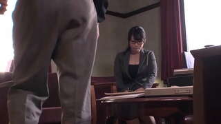 Blow job офис тәҡдим матур япон босс үҙенең фәрештәләренә, һәм уның кереткәнсе ала Хью еүешләтмәҫ трусик менән сперма