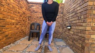 ���ોળમટોળ ચહેરાવાળું ટાઇટલ સ્લટ મકાનની અંદર અને બહાર પેશાબ કરતી સંકલન / ભીનું અને અવ્યવસ્થિત