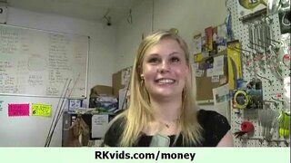 Moto kijana msichana hebu kutomba wake kwa ajili ya fedha 10