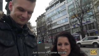 HUNT4K.શિકારી શોધે લોભી વેશ્યા Jocelyne Z પર Vaclav સ્ક્વેર માં પ્રાગ