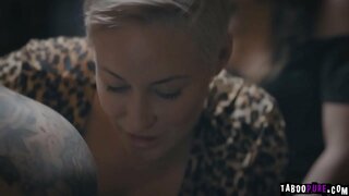 ���ినా do exactly what రీగన్ ఆమె చెప్పారు. అలా