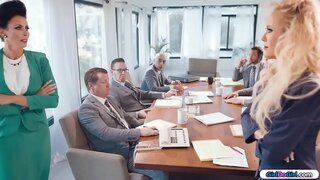 Naglalakihang suso businesswomen pumunta ulo sa ulo sa panahon ng isang boardmeeting.Ang iba pang mga negosyante makakuha ng out nang mabilis hangga &#039; t maaari sila.Sa wakas ang nanay ay may kuwarto para sa kanilang mga sarili at simulan ang halik at dilaan ang bawat iba pang mga