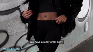 Umma Wakala wa UINGEREZA Nyeusi Asia Rae umesimama yake kubwa juicy punda juu ya dick kubwa kwa ajili ya fedha