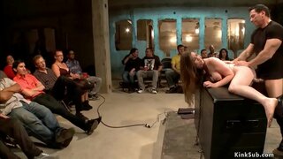 Hot big tits brunette slave-Kennedy Adams gebunden und gepeitscht von lezdom Princess Donna Dolore dann bekommt pussy gefickt von big cock John Strong in public