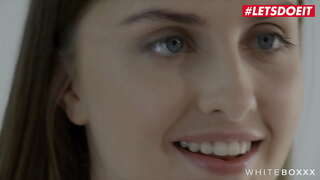 LETSDOEIT - (Shona Reke &amp;amp; Lena Reif) Pohoten Očka Pride, Da Igrajo In Poka Z Dvema Vroče Euro Babe Modeli